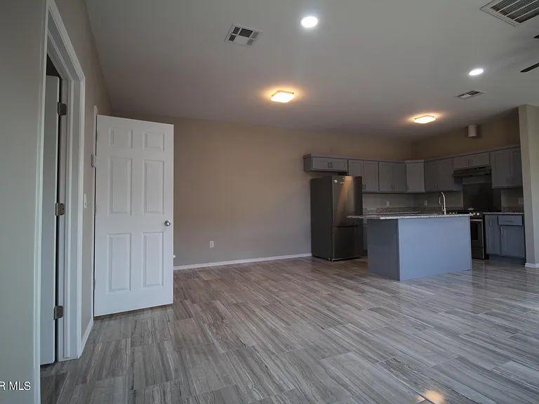 517 Val Verde St #B — Photo 6
