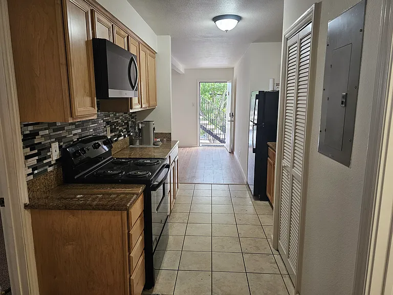 210 Mission Ave — Photo 11