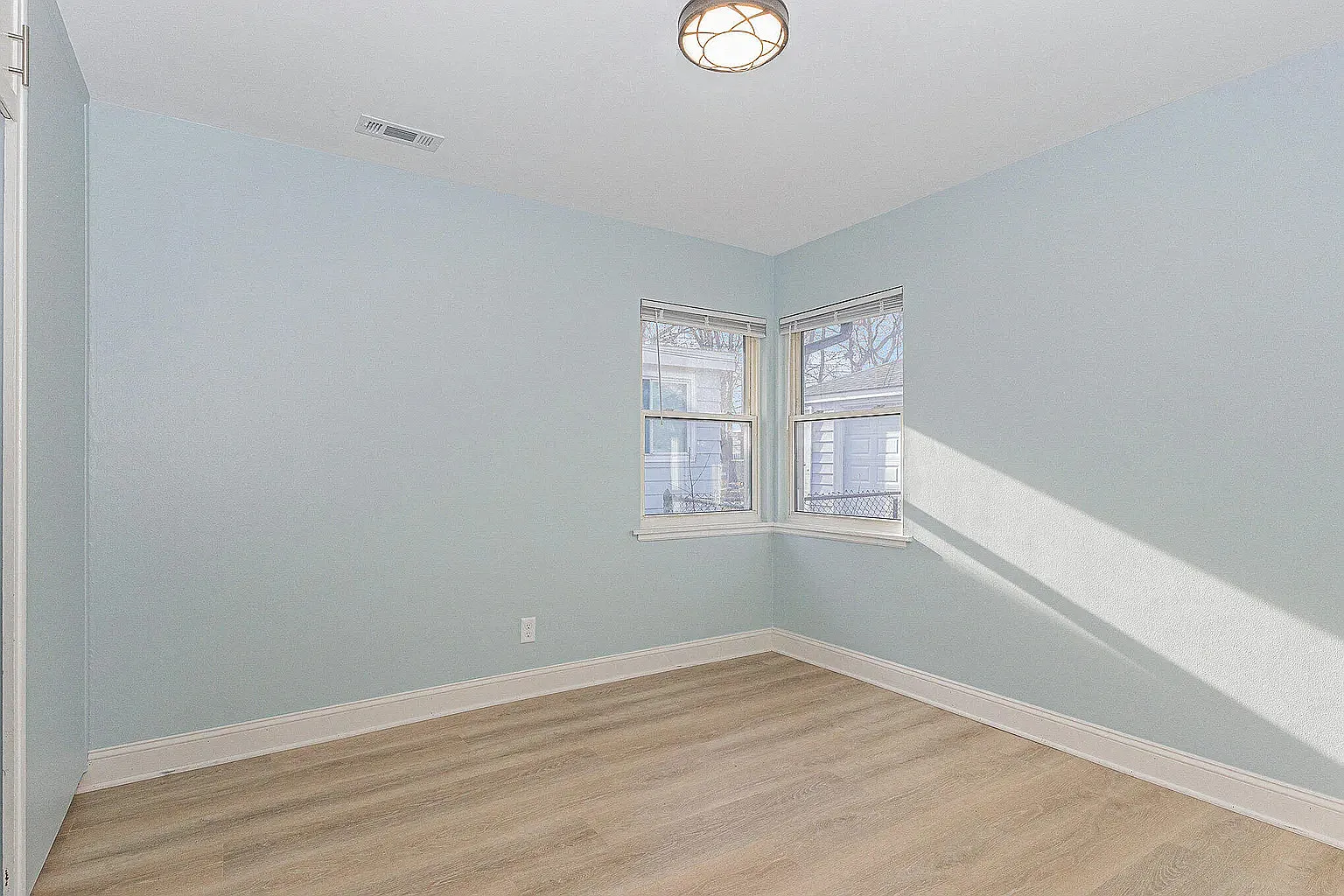 3 bed, 850 sqft, $2,180 — Photo 4