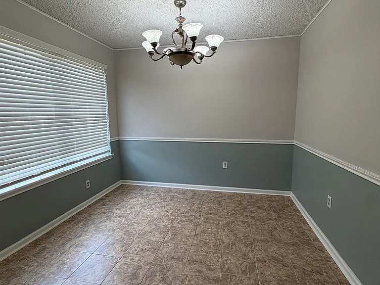 1121 Quail Hollow Dr — Photo 4