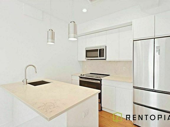 4th image of 61 Montrose Ave #5C