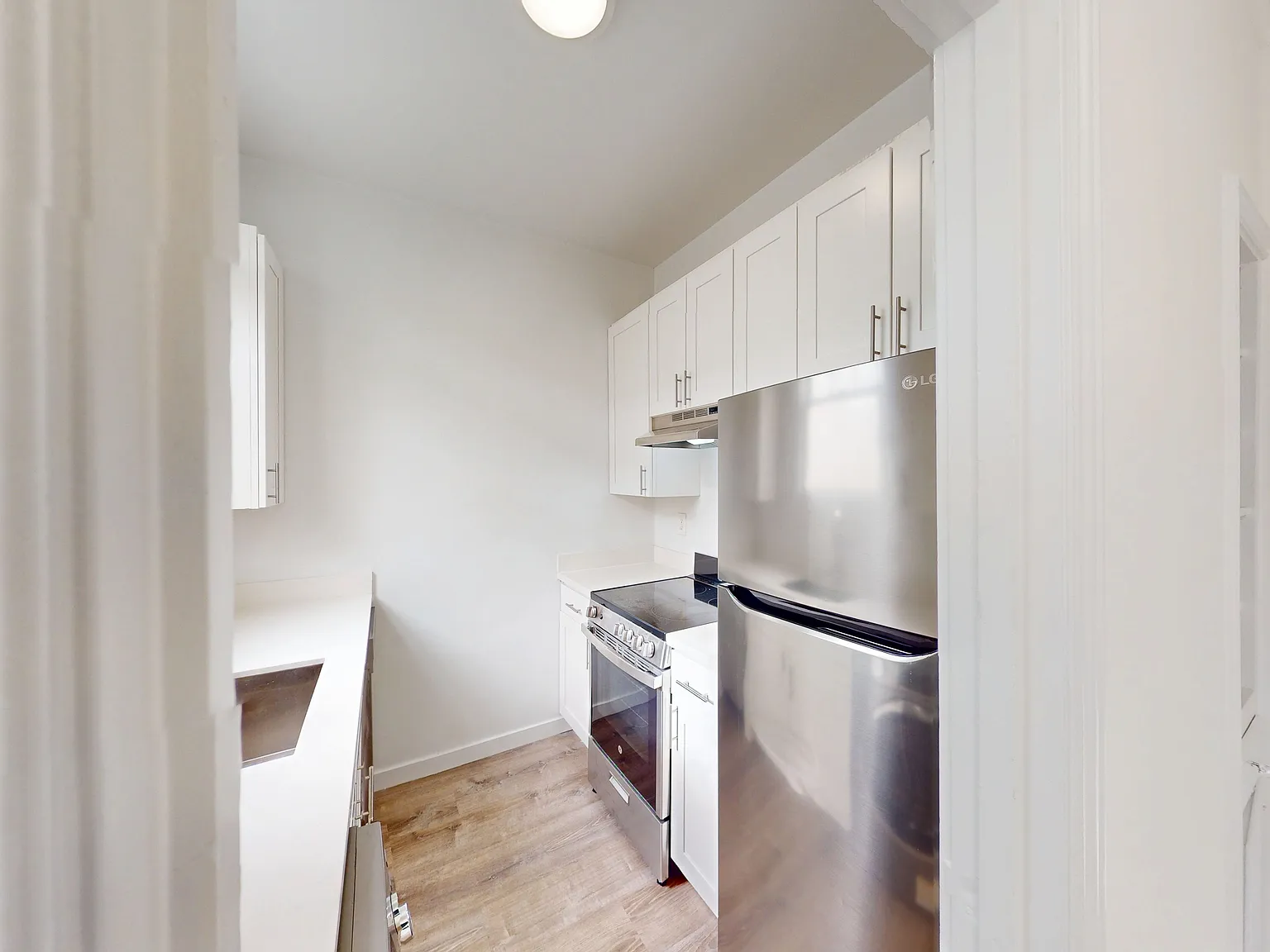Top Floor Remodeled 1 BR x 1 BA in Pacific Heights - walk to Fillmore St. — Photo 1