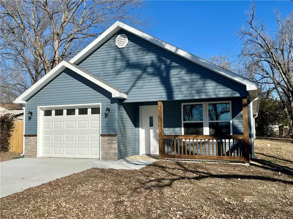 120 E Pacific Ave, Osawatomie, KS 66064