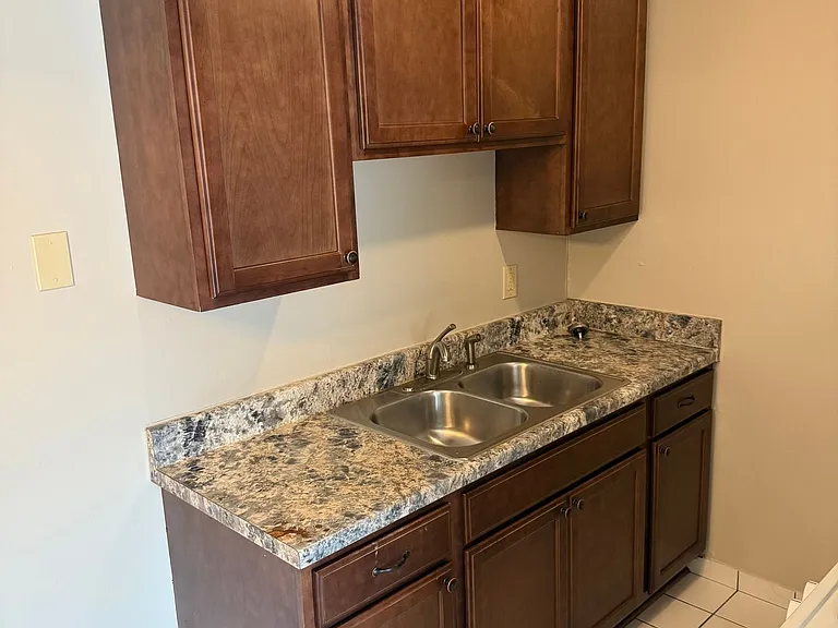 Cedar Avenue Apartments — Photo 15