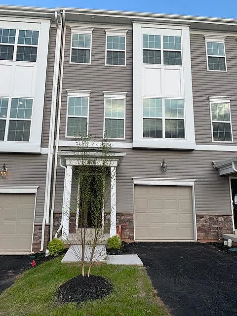 3 bed, 1900 sqft, $2,795 — Photo 3