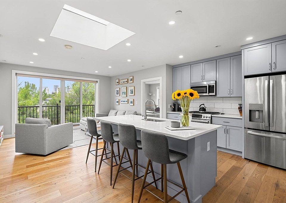 1st image of 10 Everett St #402