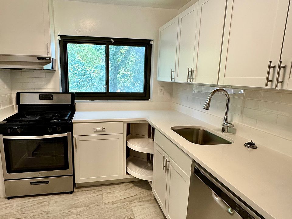 160 B10 huge duplex 1695 sq feet with amazing closets including giant walk in closet shown in ad!