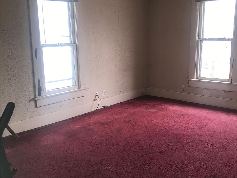 2nd image of 1621 S Center St