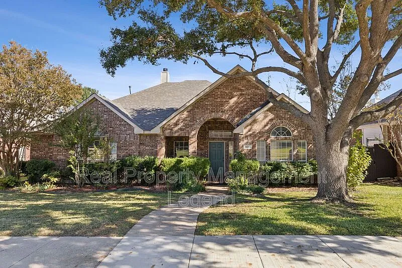 8012 Greenwood Dr