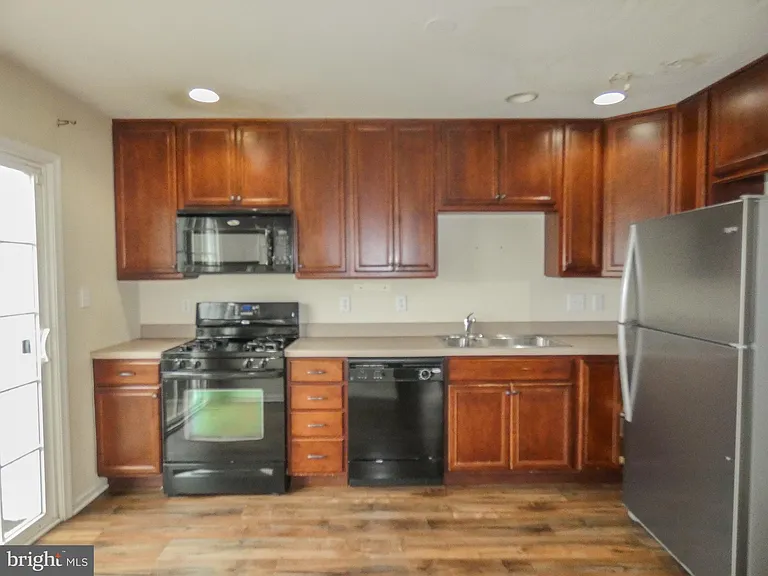 2105 Lexington Mews — Photo 14