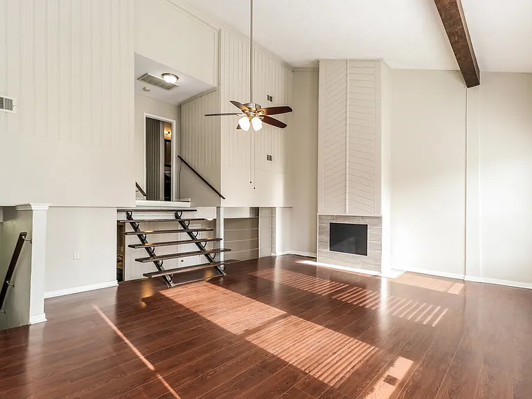 2 Lakeway St — Photo 6