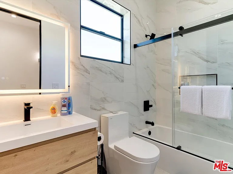 2815 S Redondo Blvd — Photo 13