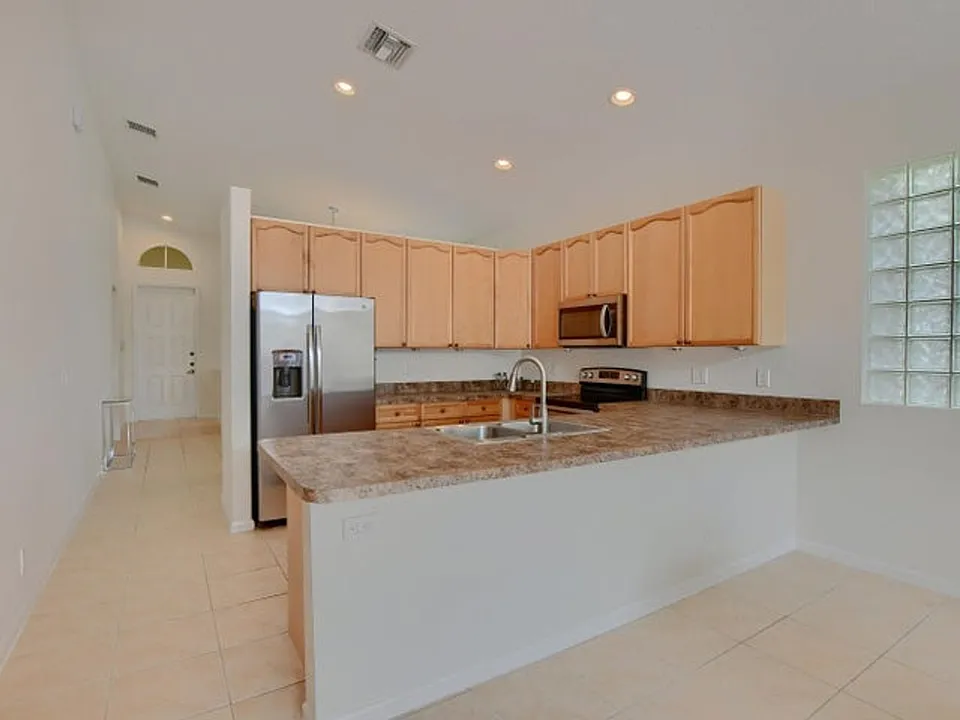 1225 E Magnolia Cir