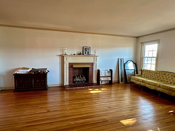 3rd image of 402 E Poplar Ave