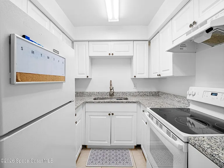 89 NW Irwin Ave #3 — Photo 5