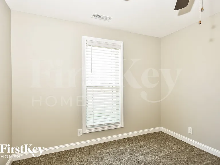 1045 Rushmore Rd — Photo 11