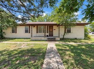 300 S Elm Ave, Cameron, TX 76520