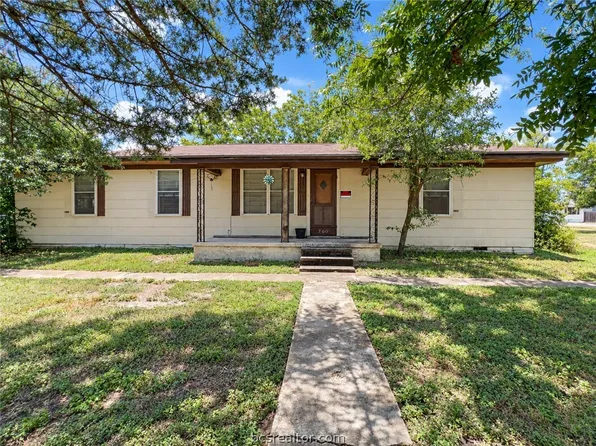300 S Elm Ave, Cameron, TX 76520