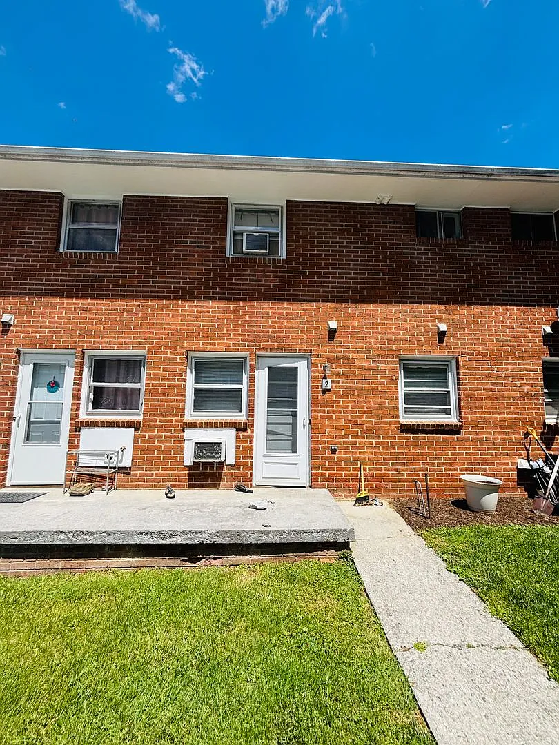 2 Bedroom 1 Bath Townhouse — Photo 3