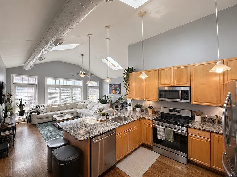 2352 W Harrison St #4 — Photo 3