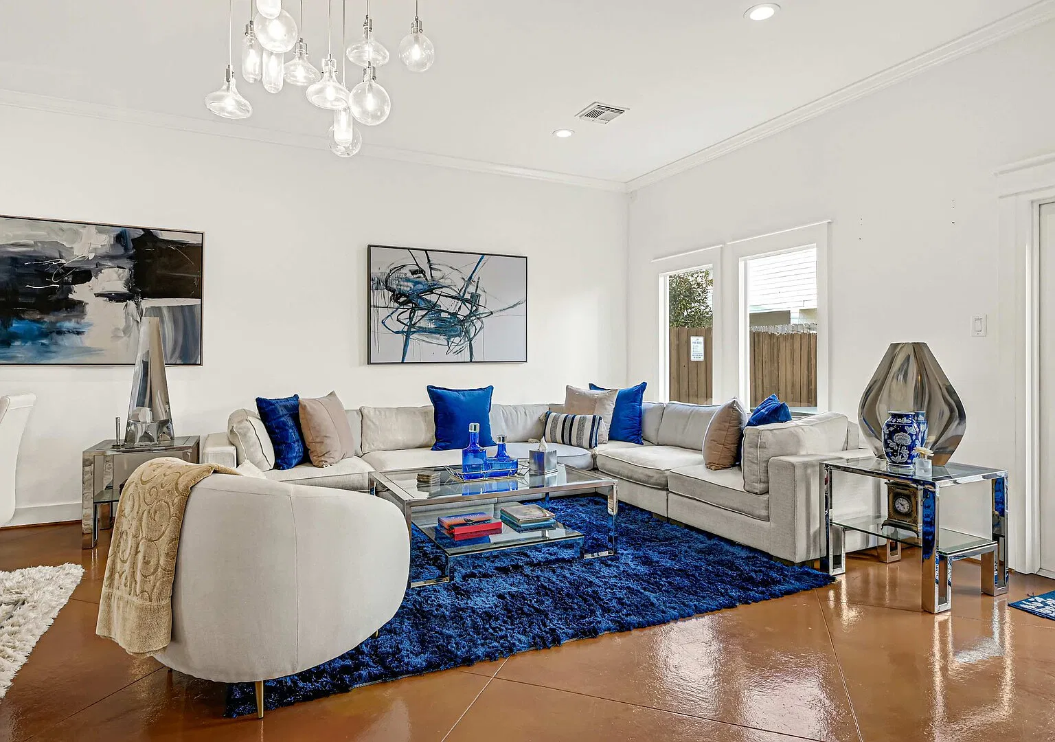 Luxurious 3BR 2.5BA Home with Hot Tub in Top Area — Photo 4
