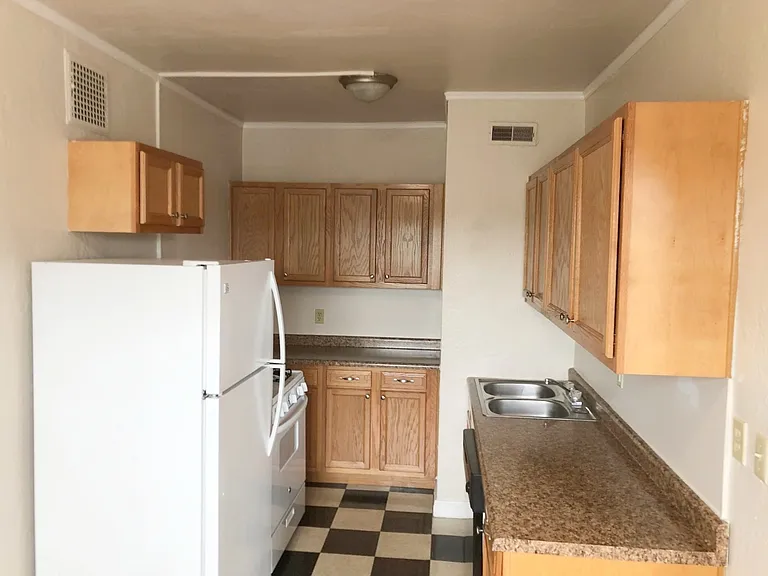Barrington Apartments — Photo 14