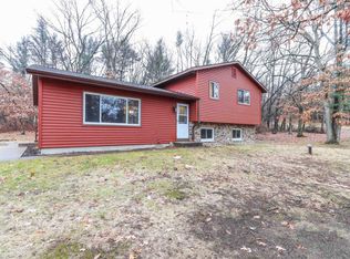 N1401 Drivas Rd, Waupaca, WI 54981