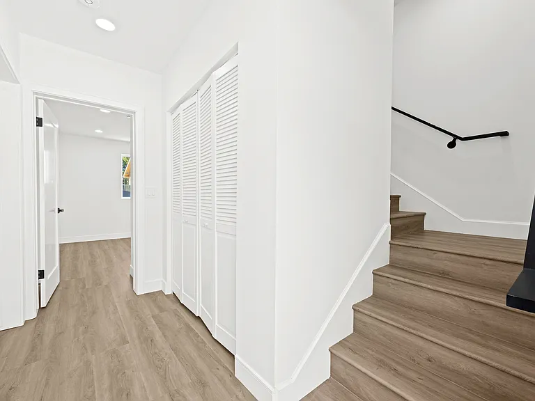 6704 Kester Ave — Photo 28