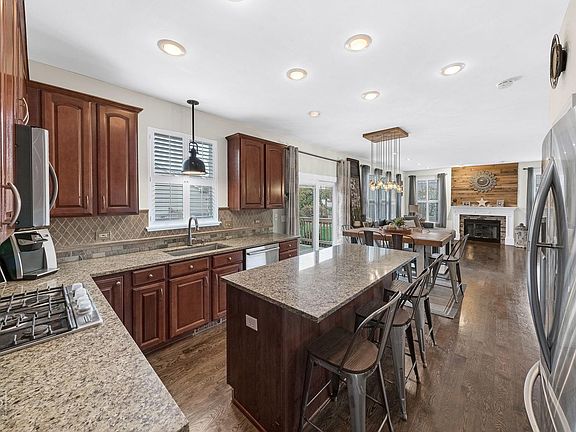 5th image of 14 E Ellington Ct