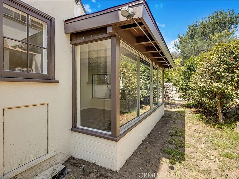 2151 N Altadena Dr — Photo 35