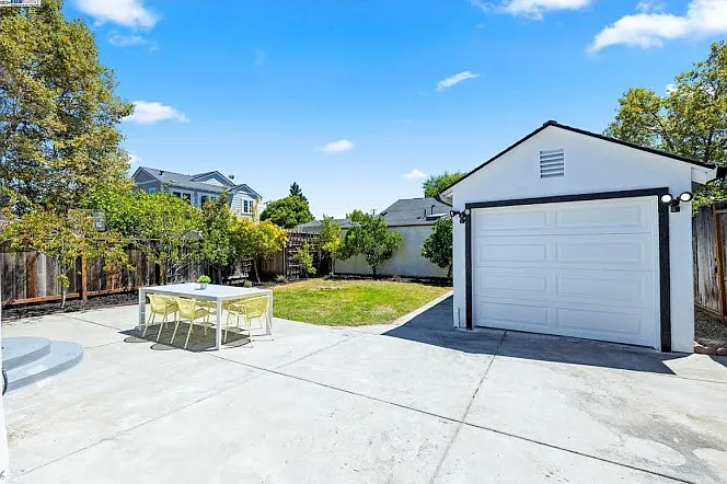 2221 Jefferson Ave — Photo 22