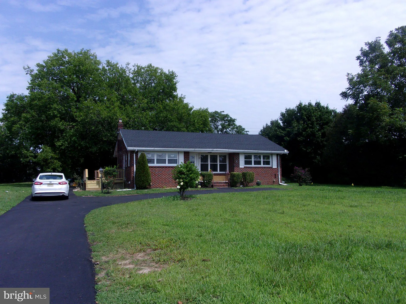 3 bed, 1.0 bath, 1004 sqft, $2,900 — Photo 2