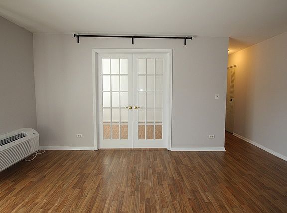 5th image of 940 N Lakeside Dr APT 2D