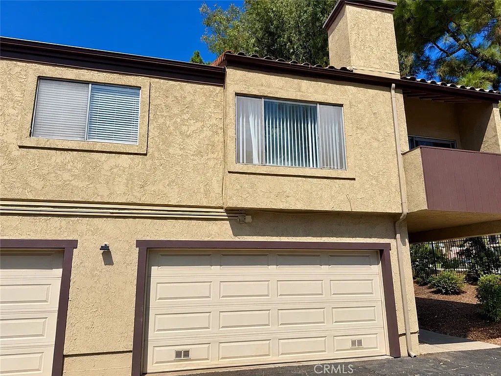 2 bed, 1053 sqft, $3,200 — Photo 1