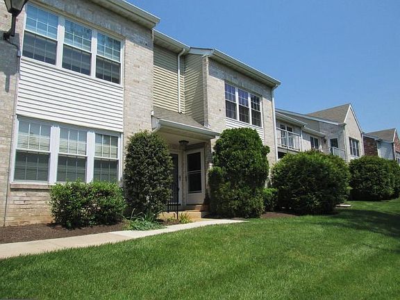 2nd image of 313 Glen Ln #313
