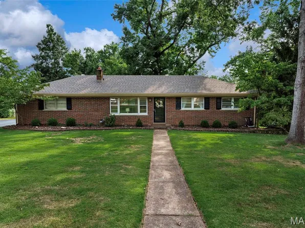 11 Hedgewood Ln, Ballwin, MO 63011