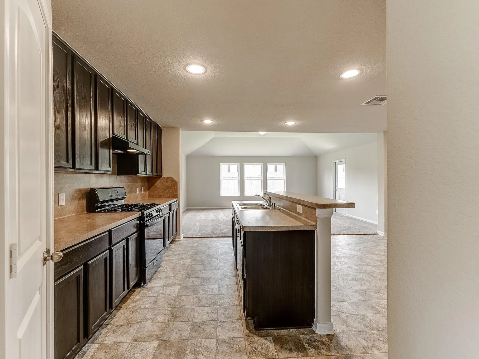 4 bed, 2.5 bath, 2793 sqft, $2,500 — Photo 4