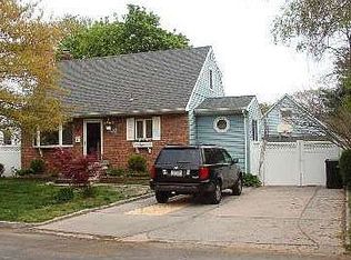 308 Aster Rd, West Islip, NY 11795