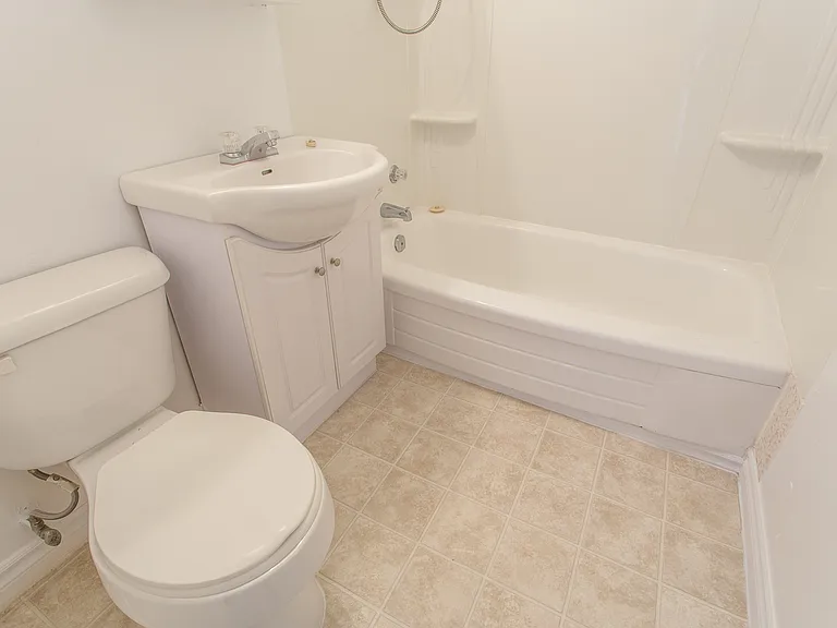 20 Hirshhorn Ave #D — Photo 10