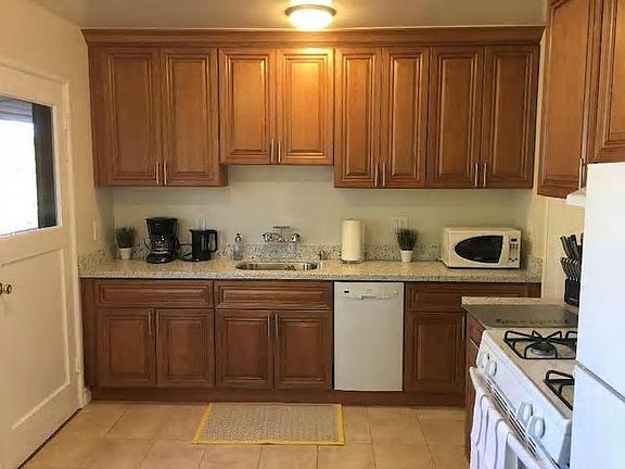 3rd image of 922 Oak Ln