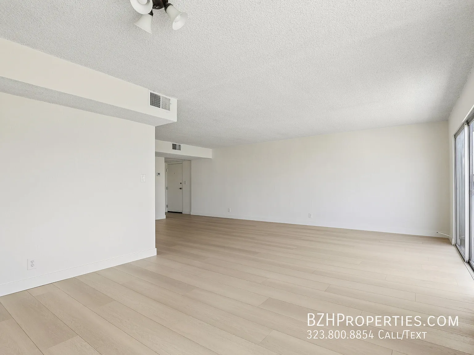 Top Floor Beverly Grove 2 Bedroom with Balcony and Parking — Photo 4