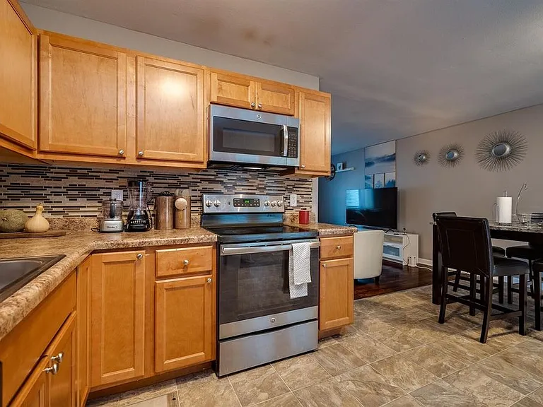 9642 Arvin Ave — Photo 3