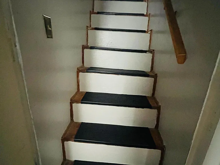 14 stairs leading to upstairs