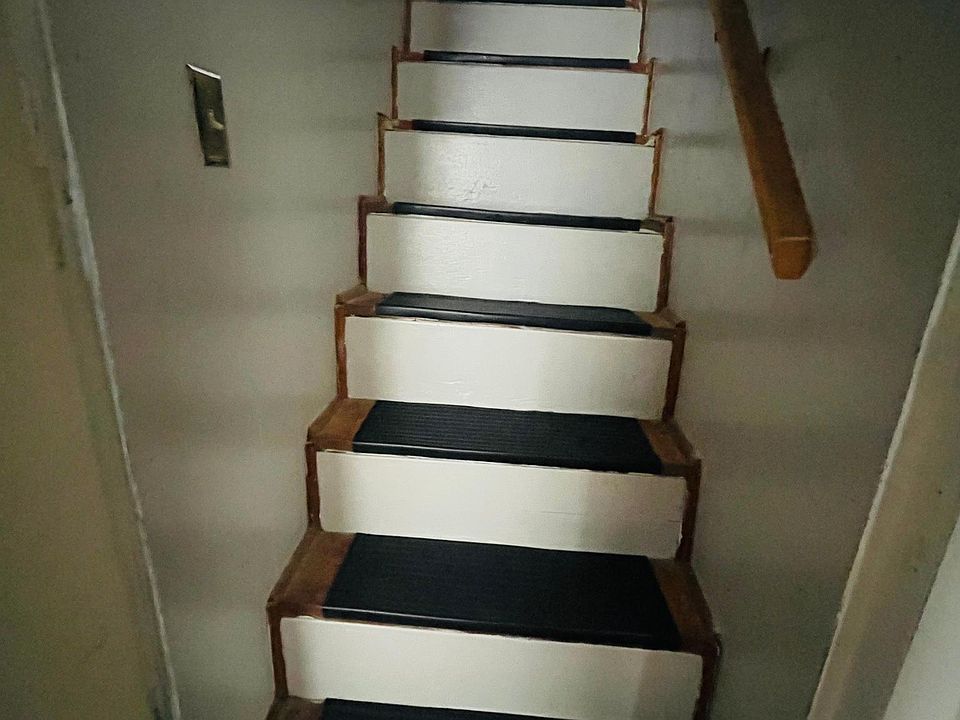 14 stairs leading to upstairs