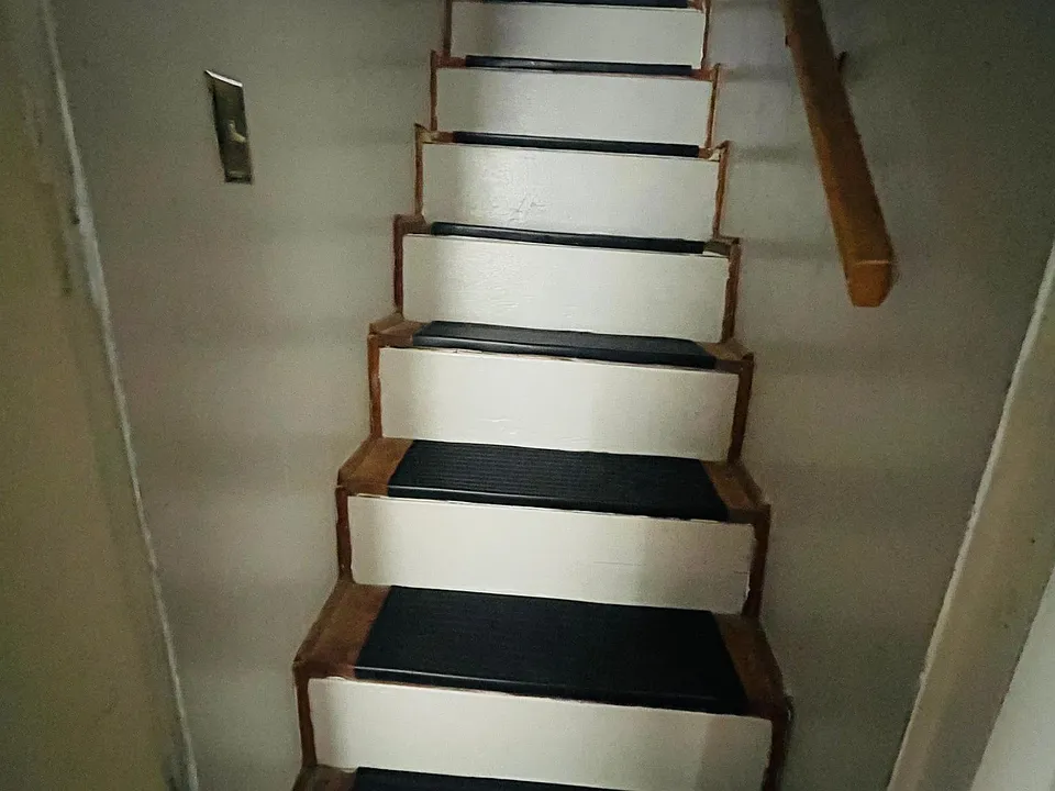 14 stairs leading to upstairs