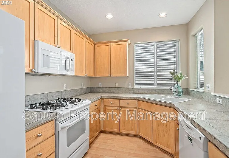 1146 SE Westerland St — Photo 5