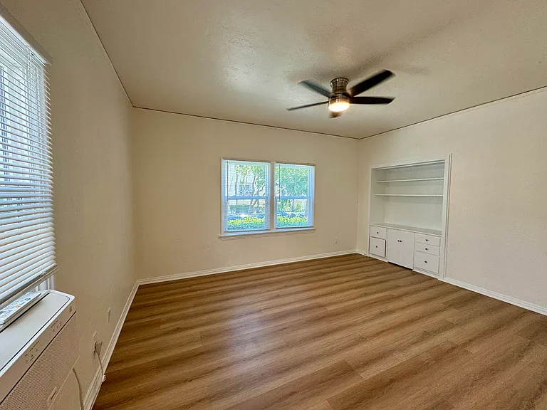 121 N La Peer Dr #2 — Photo 9