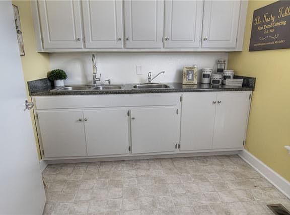 4th image of 2711 Regency Park Dr