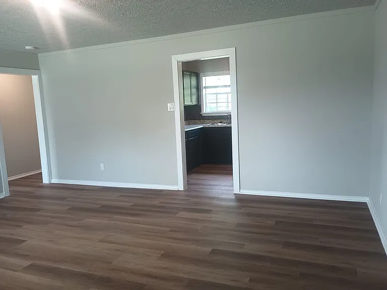 9026 Lake Forest Blvd — Photo 3