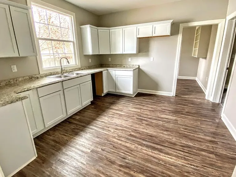 816 N Jackson St — Photo 5